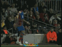 RONALDINHO (regardez la facon dont il leve laballe et  la passe)